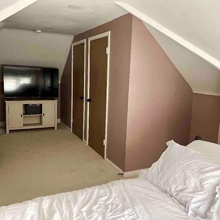 Elevated Entertainment Sleep Suite كليفلاند المظهر الخارجي الصورة