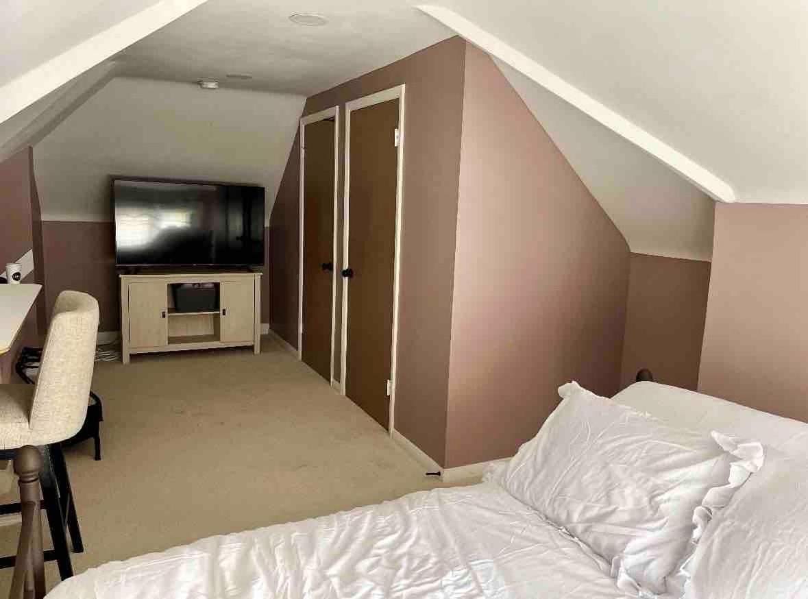 Elevated Entertainment Sleep Suite كليفلاند المظهر الخارجي الصورة